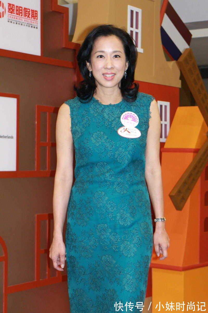 朱玲玲|朱玲玲的穿搭法则,大波浪卷发搭配无袖蕾丝裙亮相,62岁依然漂亮