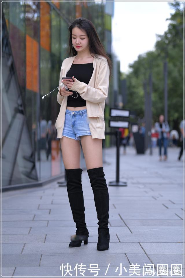 针织衫搭配黑色吊带,温柔似水,舒适又好看