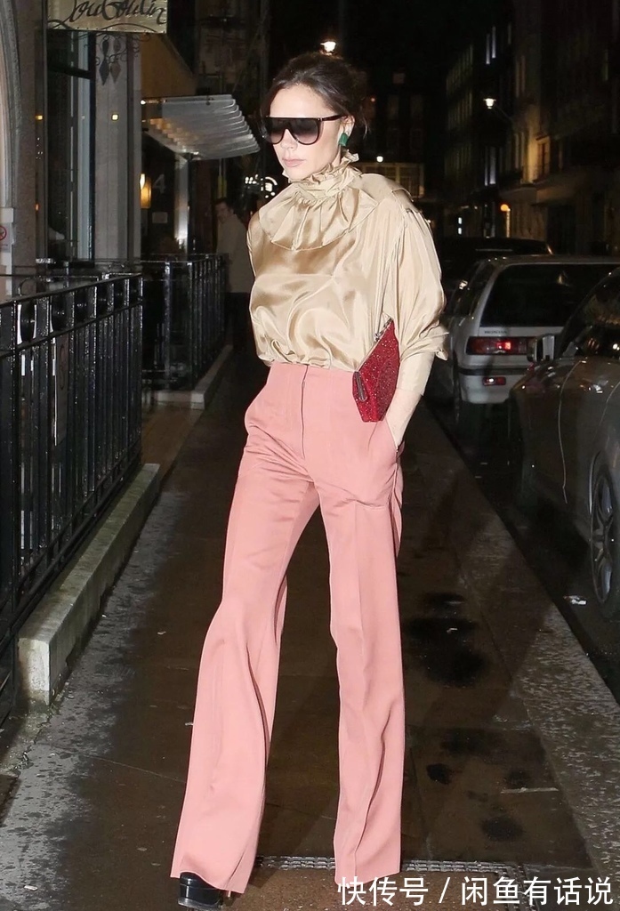 裤脚|贝嫂为显高也不容易,163身高穿“扫地裤”,还得踩20厘米高鞋跟