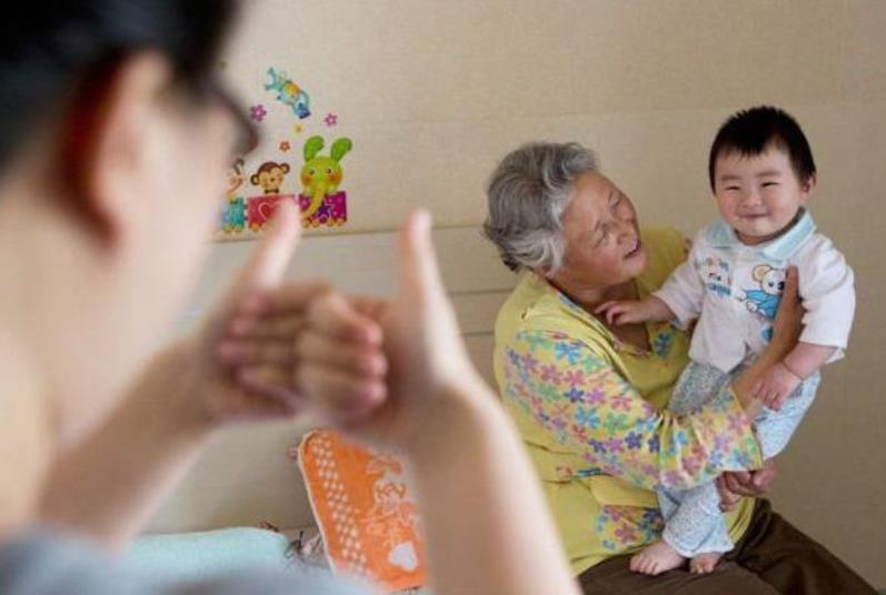 陪伴|跟谁睡就是谁的娃?错过了“黄金期”,父母再努力也徒劳