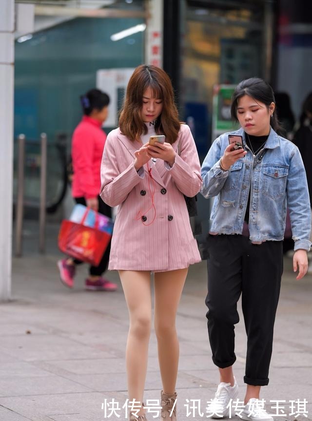 短裤|粉色西装搭配短裤,脚上穿一双短靴,尽显风度翩翩