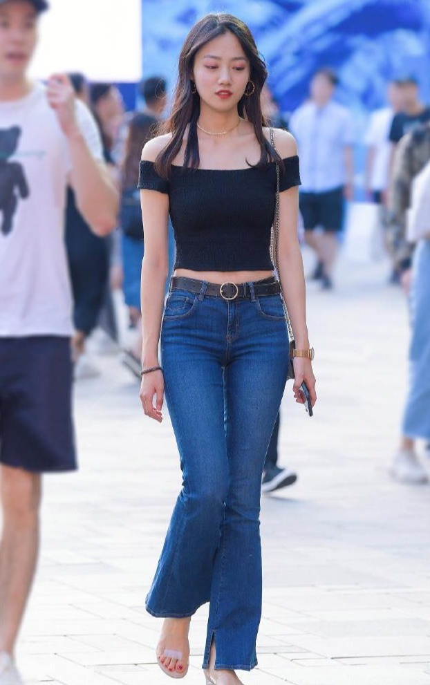 一闪一闪的睫毛,美丽女神虽走简洁路线,却让她拥有特别的韵味