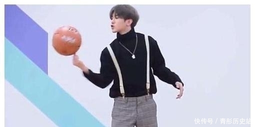 蔡徐坤 “跑男”在三亚录节目,别的嘉宾穿得很清爽,就蔡徐坤穿羽绒服