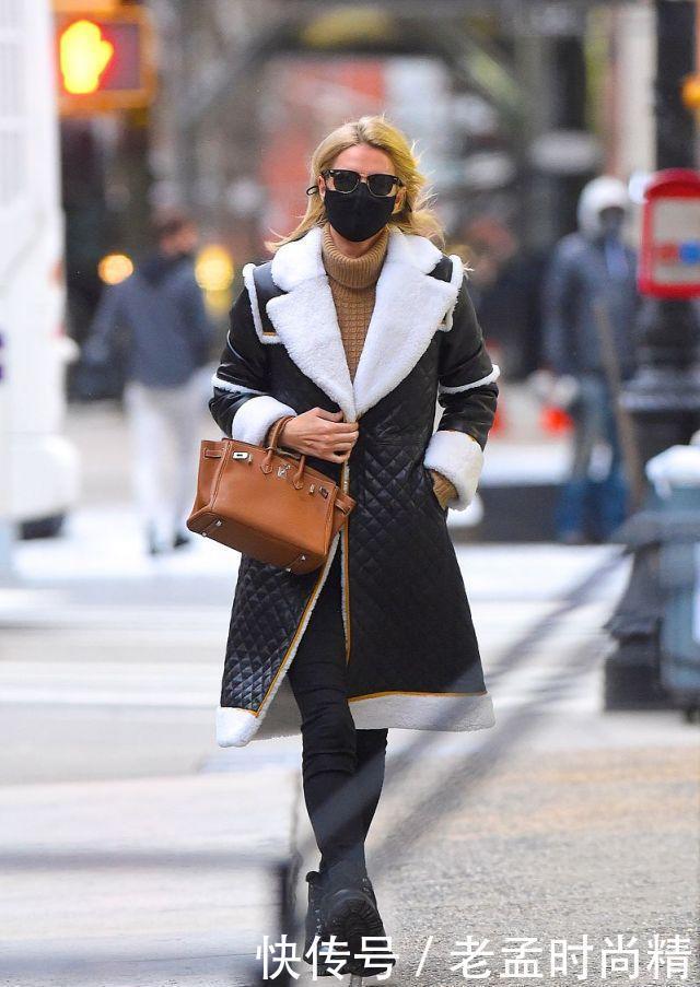 贵妇|尼基希尔顿穿格纹翻领大衣漫步街头, 风度翩翩, 像个漂亮的贵妇