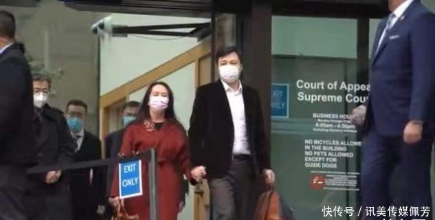 红色|难怪孟晚舟不畏磨难!穿红色睡袍大衣是女强人,可牵手老公有依赖