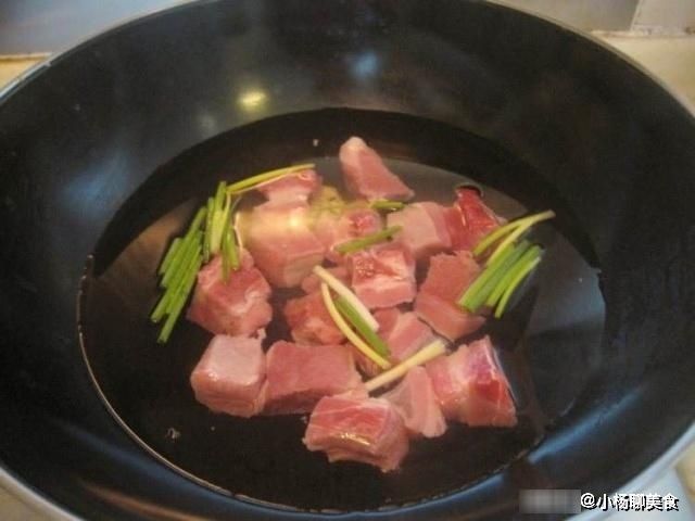 不管是炖猪肉还是炖牛肉，最忌直接焯水，否则肉又老又柴