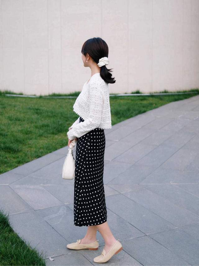 v领|最想要显瘦的穿衣技巧来了，无袖绿色上衣搭配黑色半身裙，超洋气