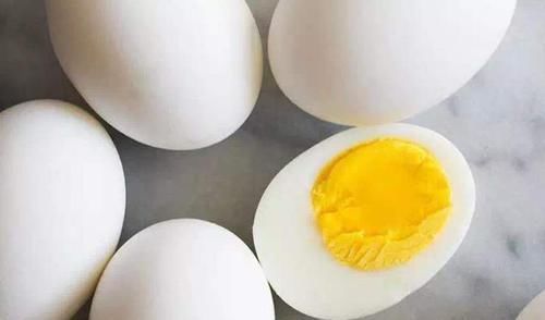 煮鸡蛋,水里多加一勺它,蛋壳不开裂,很好剥壳,鸡蛋又香又嫩