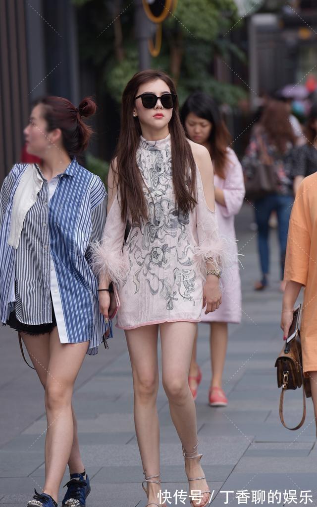 大花型|黑色齐膝裙搭配高跟鞋，清新自然，成熟迷人