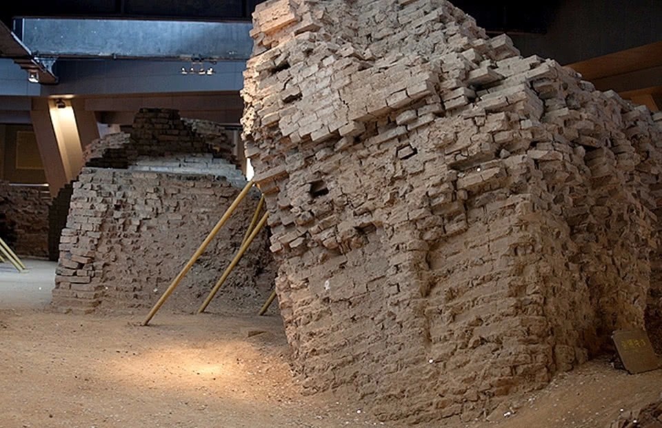 雷峰塔下真的压着白娘子?考古专家打开地宫,还真发现了不少蛇!