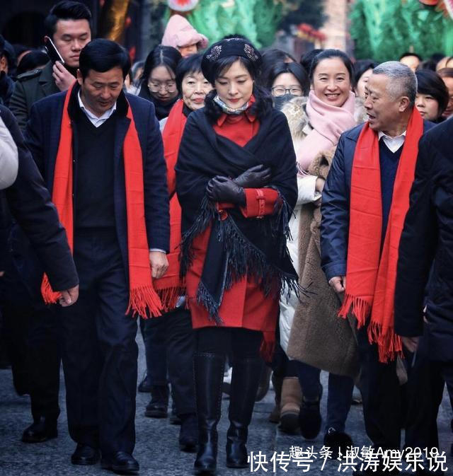 搭配|51岁周涛也戴贝雷帽红色大衣配长筒靴亮相，双马尾辫扮嫩太成功