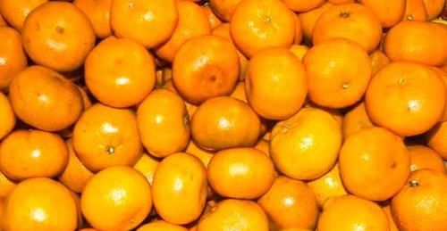 橘子|橘子不一定黄的好，牢记4个挑选小诀窍，橘子香甜多汁，皮薄肉厚
