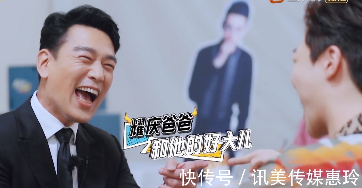 陈立农王耀庆玩打手板，嗨到极点，农哥笑成地主家的“傻儿子”