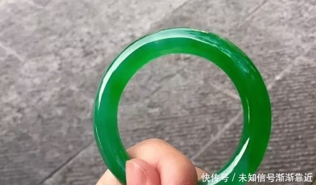 确认过眼神!今年最完美的赌石,1吨重玻璃种帝王绿估价5亿