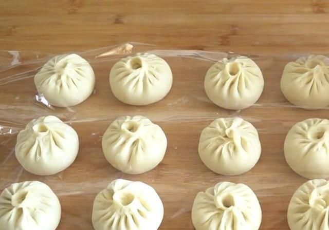 蒸包子，冷水上锅还是热水上锅掌握正确做法，蓬松暄软不塌陷