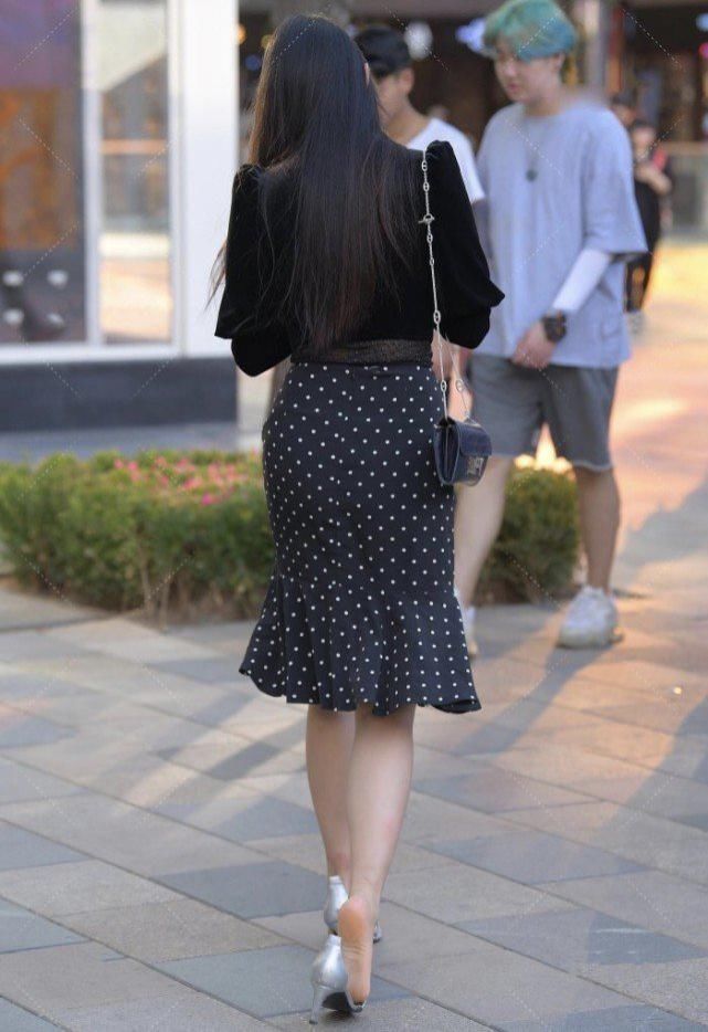 黑色低领上衣彰显复古气息,斑点裙子搭配银质高跟鞋宛如一位贵妇