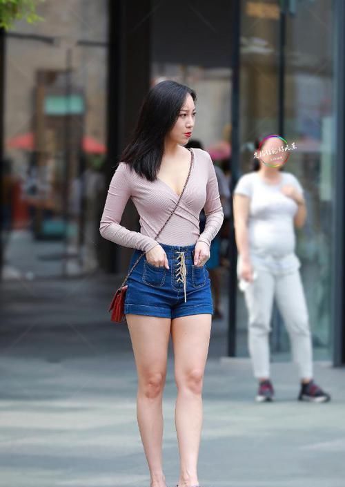 阳光|街拍青春阳光的小姐姐,清新简约的穿搭,尽显迷人姿态