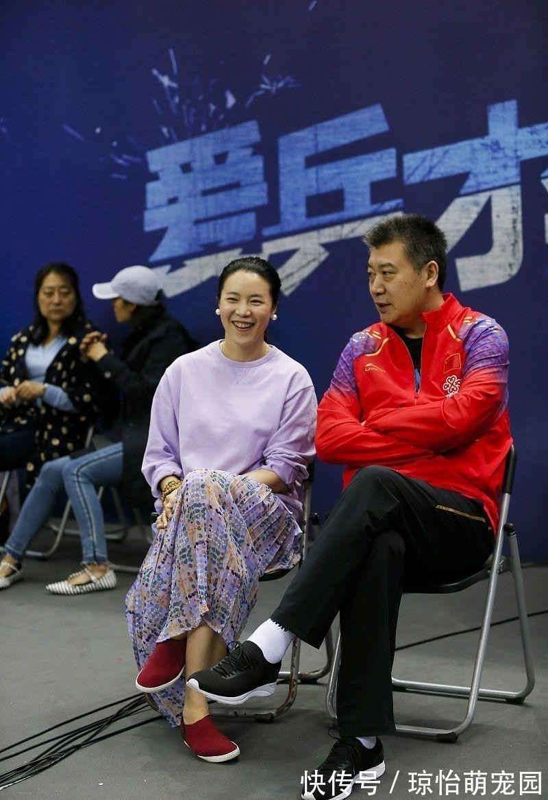 乒乓球手|前乒乓球手王楠嫁富商后真“贵妇”,一袭丝绒长裙,头发乱也挺美