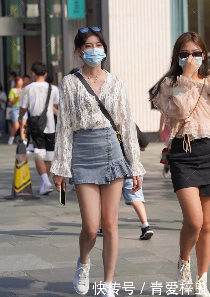 长袖大V领蕾丝上衣,看起来更淑女,镂空式的设计优雅迷人