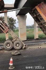 |搞笑GIF:女生是扎马尾辫好看,还是把头发放下来好看?