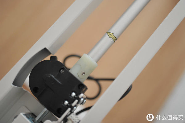 螺丝|家居改造：用电动升降桌打造我的居家办公小角落