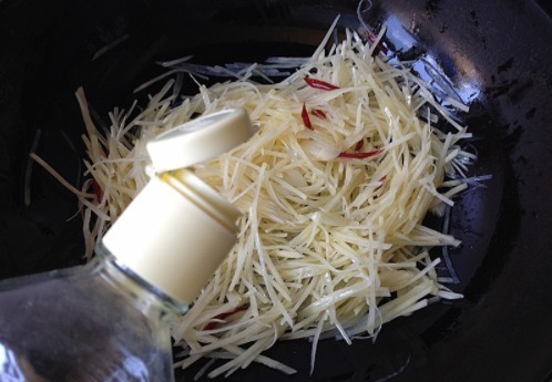 原来炒土豆丝,饭店大厨是这样放的醋,难怪那么好吃!