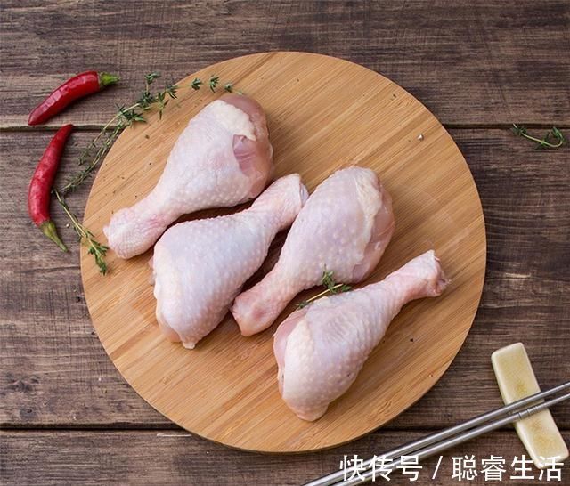 小技巧|买冷冻鸡腿时,别再直接拿起来就走了,教你小技巧,买的更新鲜