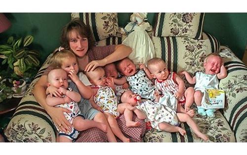 胞胎|全球首例7胞胎，一天喝42瓶奶粉用52片尿布，23年后他们过成这样