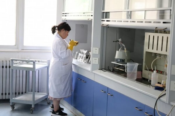 化妆品|日照市化妆品安全科普宣传周走进校园,走进化妆品检验实验室