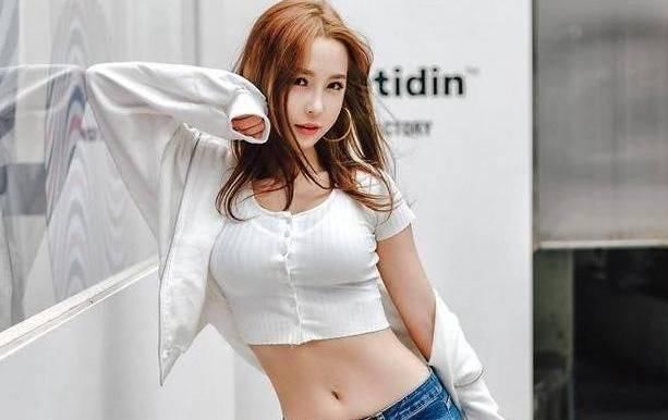 绽放青春的牛仔裤美女，展现出自信的女人味