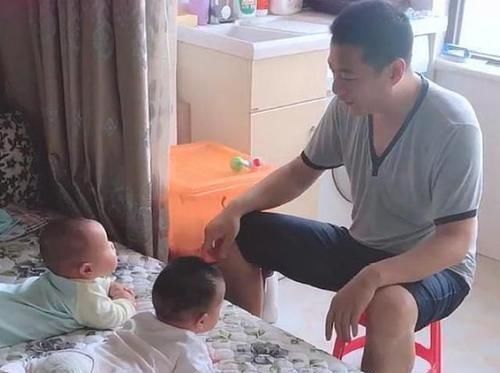 孩子|“领导爸爸”火了,给双胞胎宝宝开大会,网友调侃:好大的官威