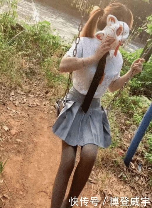 百褶裙|气质小姐姐,身材丰腴穿超短百褶裙+黑丝袜,网友:太迷人