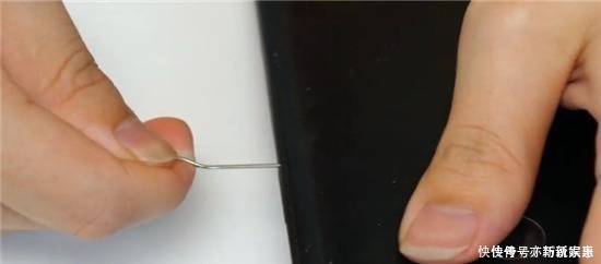 把回形针插在手机上,解决了大家都困扰的一个问题,实用又省钱