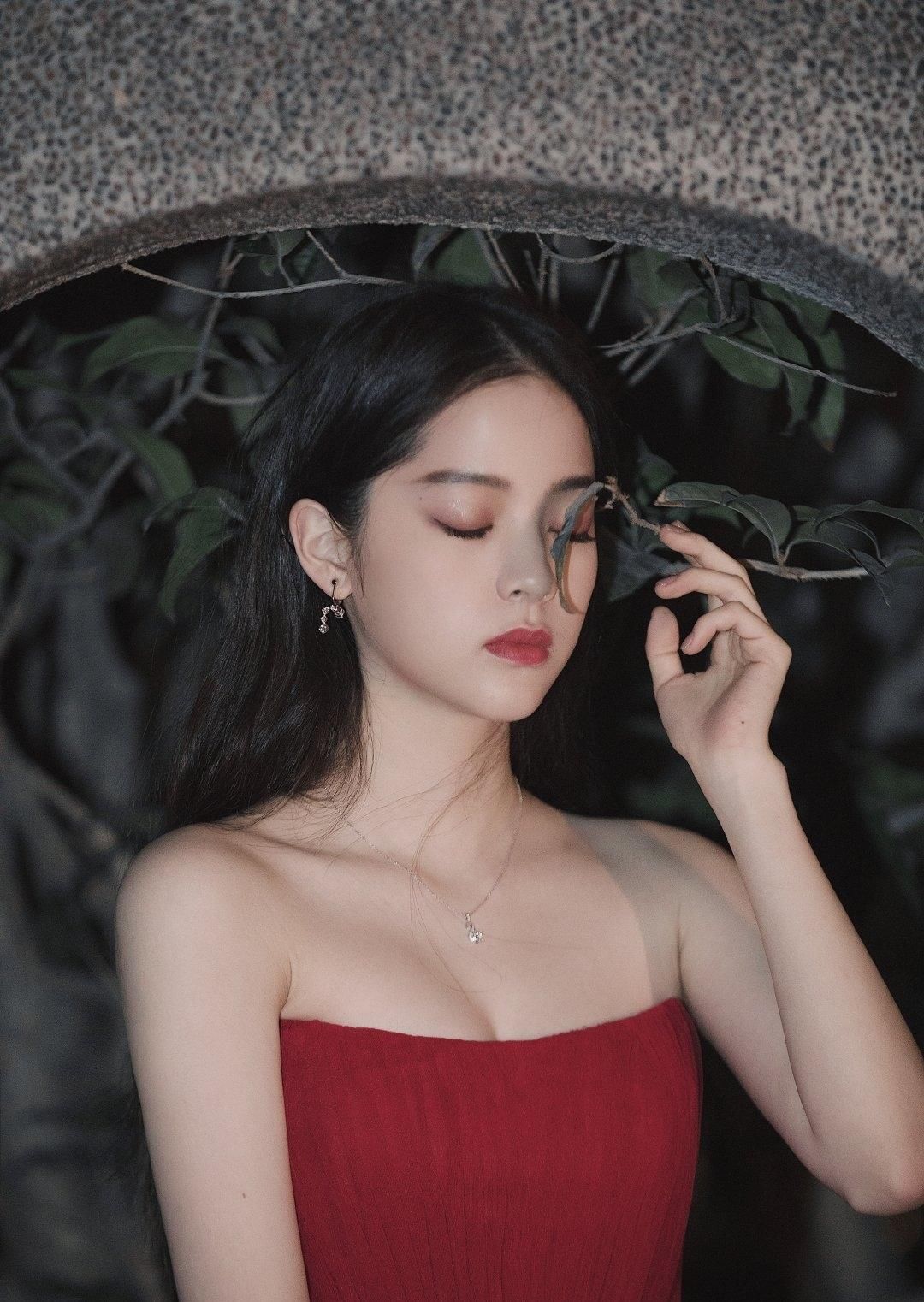 照片|欧阳娜娜摄影师火啦，杨幂和迪丽热巴的照片被网友质疑像游客照：摄影师滚！