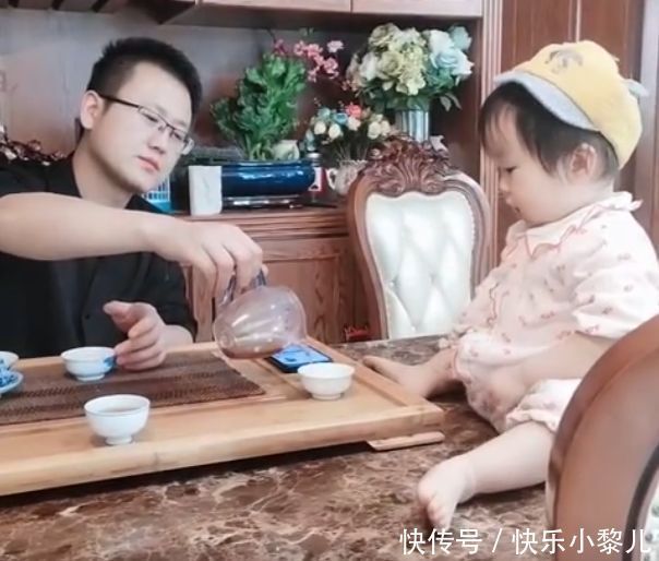 老友|萌娃喝茶喝上了头，和爸爸不停地“碰杯”火了，网友：像老友叙旧