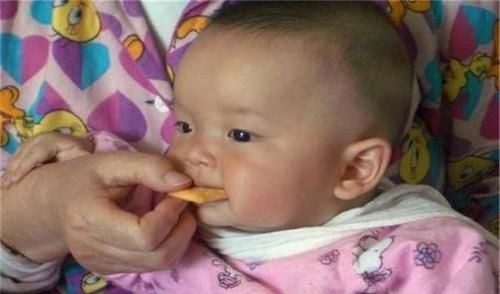 好习惯|孩子长出“鲨鱼牙”,妈妈疑惑送医检查,医生叹息家长太无知了