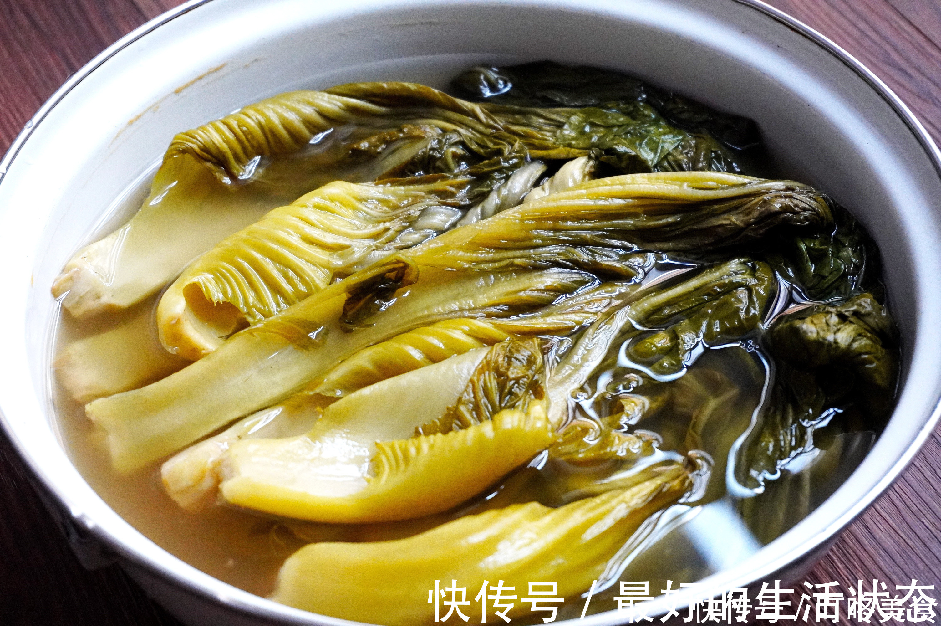 关键|腌酸菜，别只会加盐腌了，牢记3个关键，酸菜又酸又脆，放久不烂