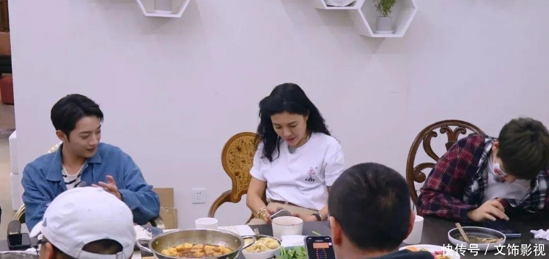 名利场 对7个人用7种说话方式,苏芒的社交堪称教科书,18年名利场没白混