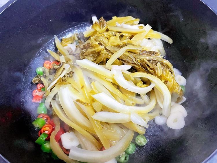 天寒地冻,暖身体适合多吃羊肉,酸菜配羊肉,开胃又下饭