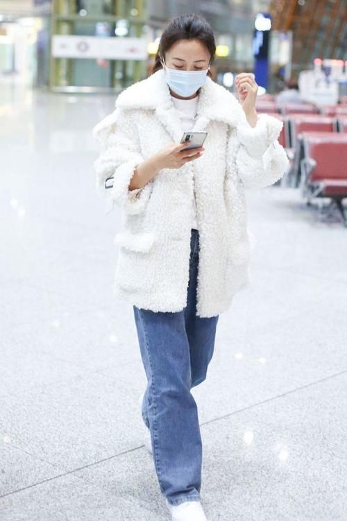 冬天最治愈的外套，浅色云朵绒柔暖优雅，还能穿出时髦女人味