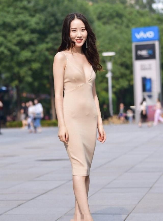 美女街拍纯色系列的吊带裙,被美女们穿的优雅气质,美得高级