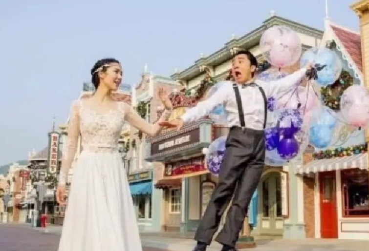 |同样是婚纱照,王祖蓝画风搞笑,黄晓明baby高大上,唯独她俩笑得最开心