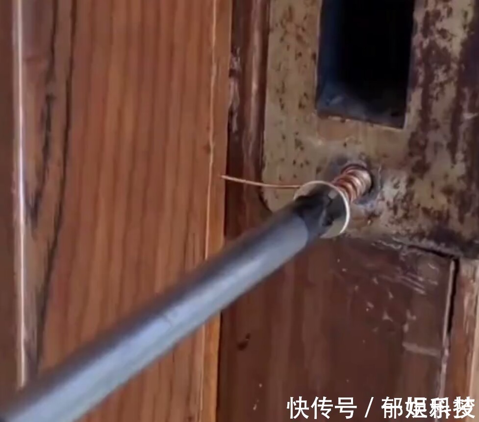 螺丝钉|家具上螺丝孔变大,螺丝无法拧紧怎么办快试试这个小妙招,好用