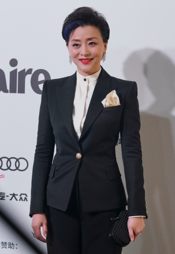 黑色西装|杨澜的气质太高级,简约黑西装也能穿出高级感,也就她有这气场