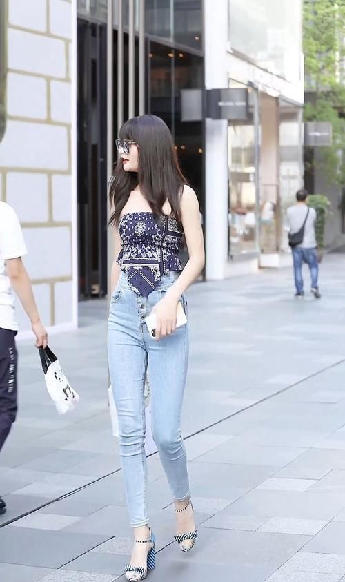  感觉|抹胸上衣搭配牛仔裤，凸显整个身材的曲线，有一种利落大方的感觉