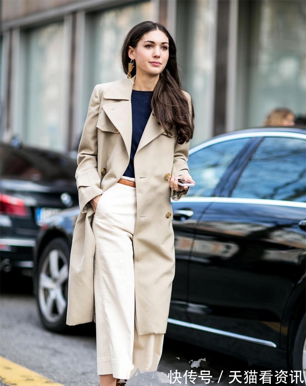 穿搭 “风衣+阔腿裤”,才是今年最显瘦的穿搭,时髦优雅,长肉也不怕