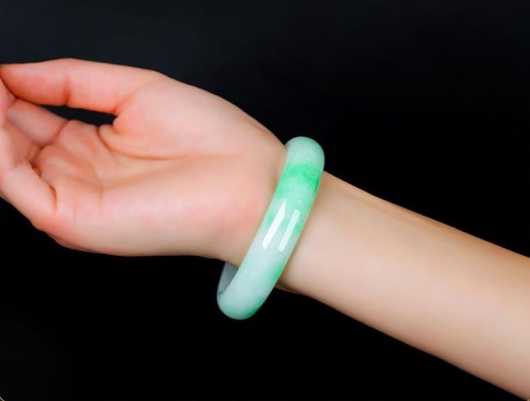  合适|如何给父母挑选合适翡翠手镯？