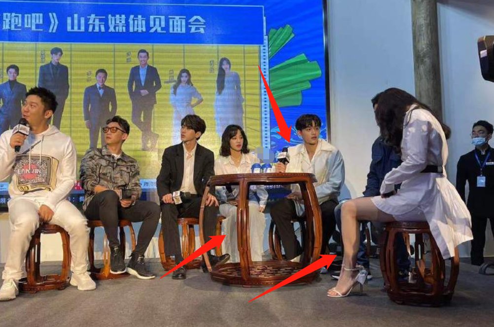 跑男家族出席发布会，baby穿短裙容易走光，黄旭熙的举动好圈粉