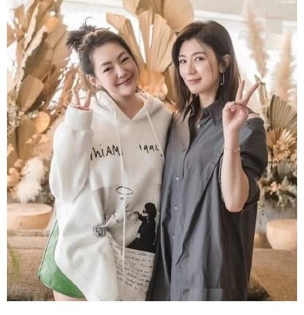 |小S和贾静雯聊私密话题，双方幽默秒懂，贾静雯害羞到难以招架