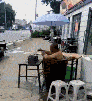 |搞笑GIF趣图:我有给手机降温的好方法